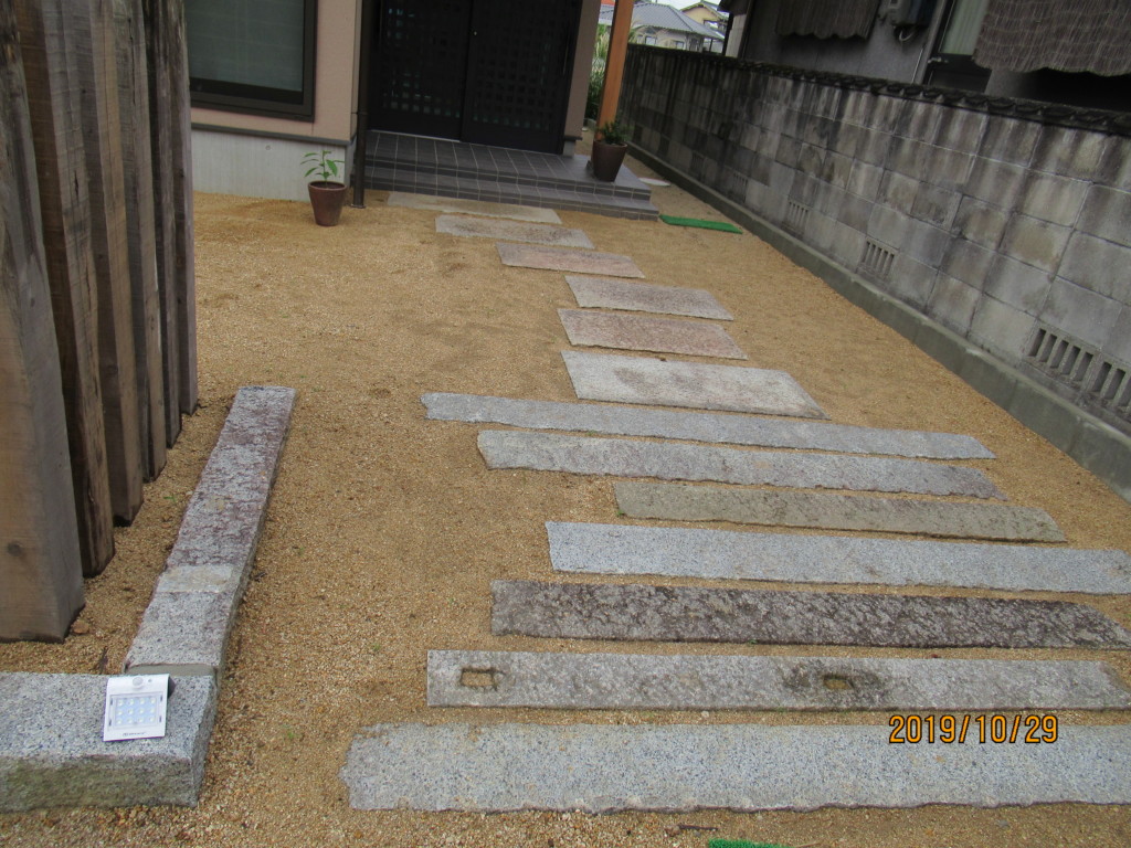 古長石、古板石による飛び石アプローチ