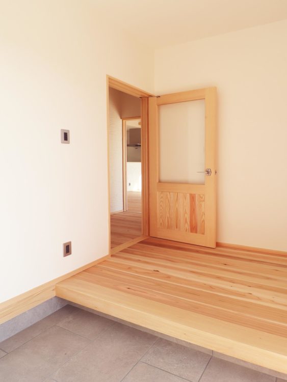 しっくい壁、無垢板杉フローリング