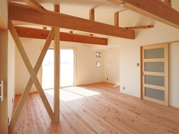 化粧梁、無垢板杉フローリング、しっくい壁