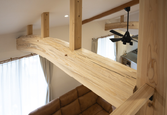 開放感を演出する現し梁の家